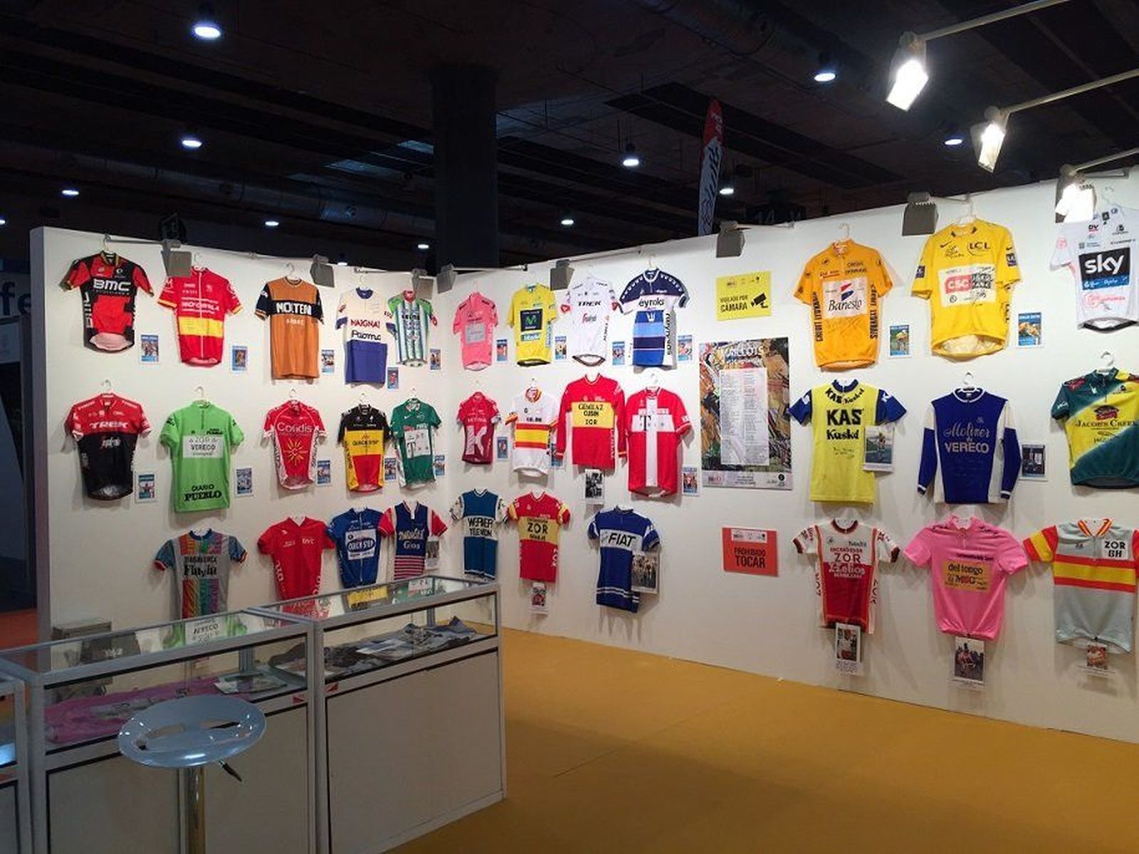 Éxito de la exposición de maillots ciclistas de David Martín en Madrid