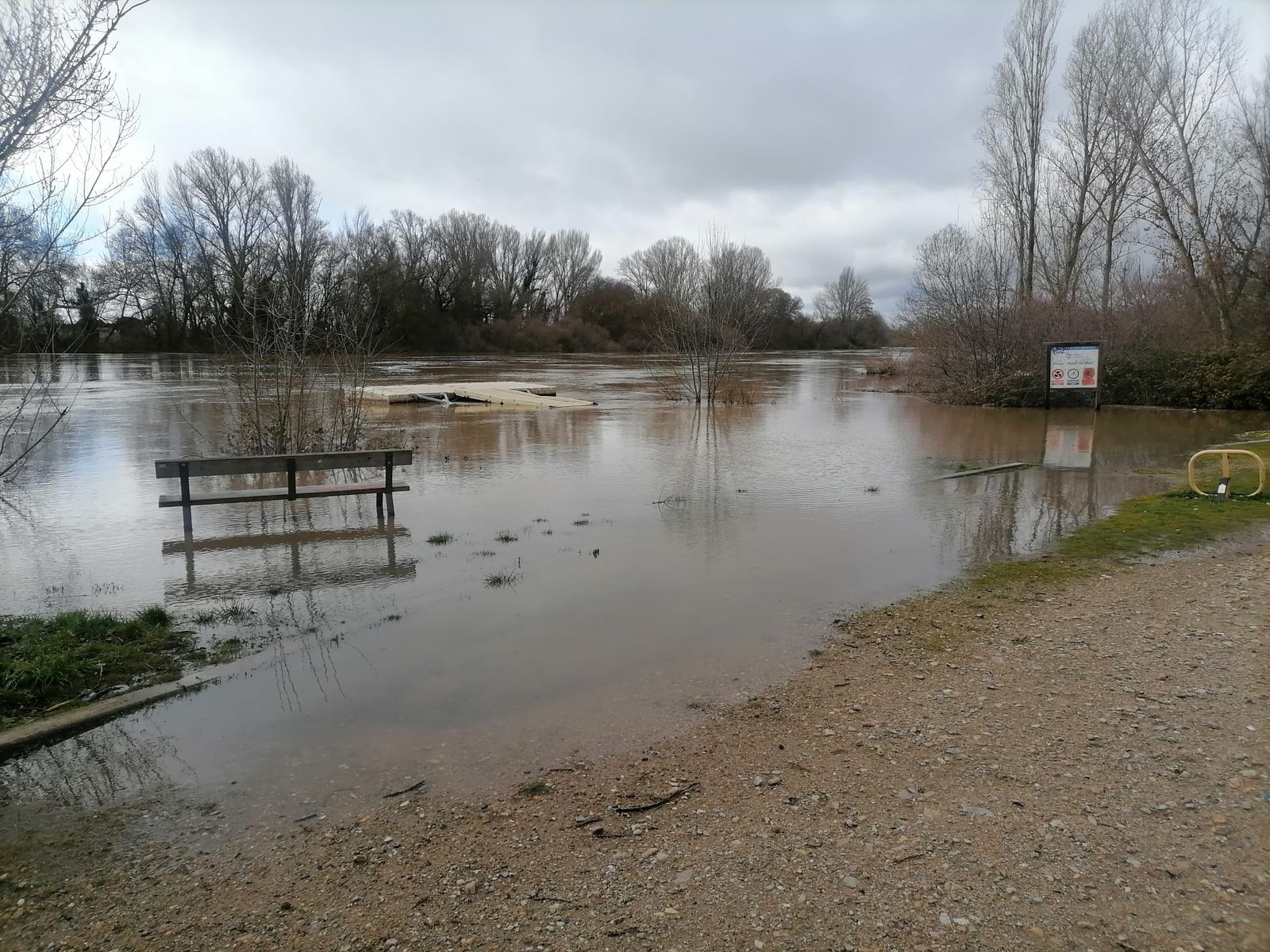 El Tormes inunda el paseo fluvial y el merendero de Cabrerizos (4).jpeg