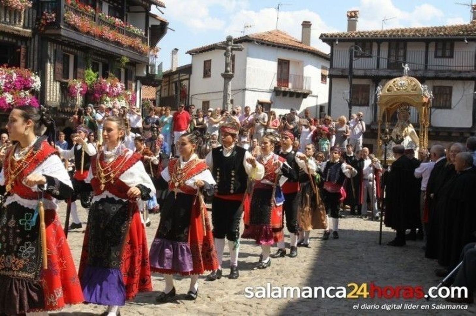 Miles de personas reviven con emoción el tradicional Ofertorio en el Diagosto