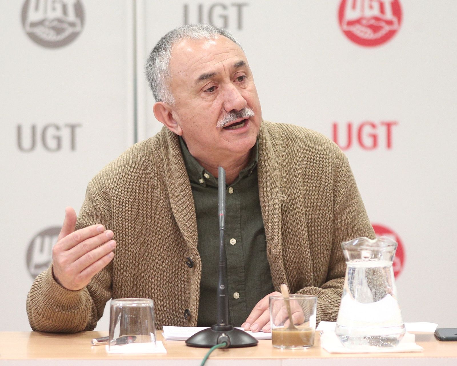 El secretario general de UGT, Pepe Álvarez, ofrece una rueda de prensa informativa para analizar la situación política, económica y social actual, tras la investidura de Pedro Sánchez como presid