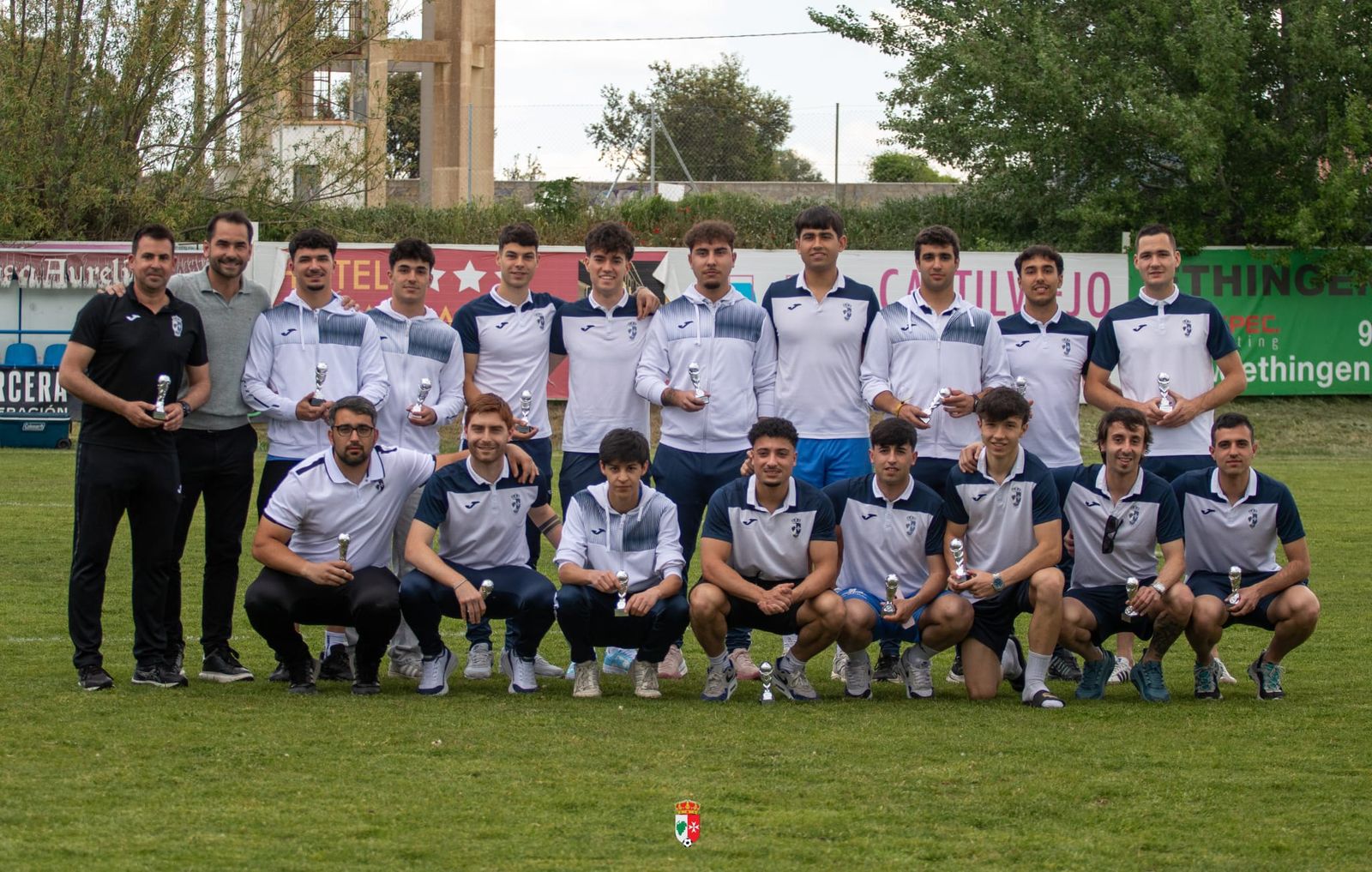 Los jugadores del CD Villaralbo B junto al entrenador y el presidente del club