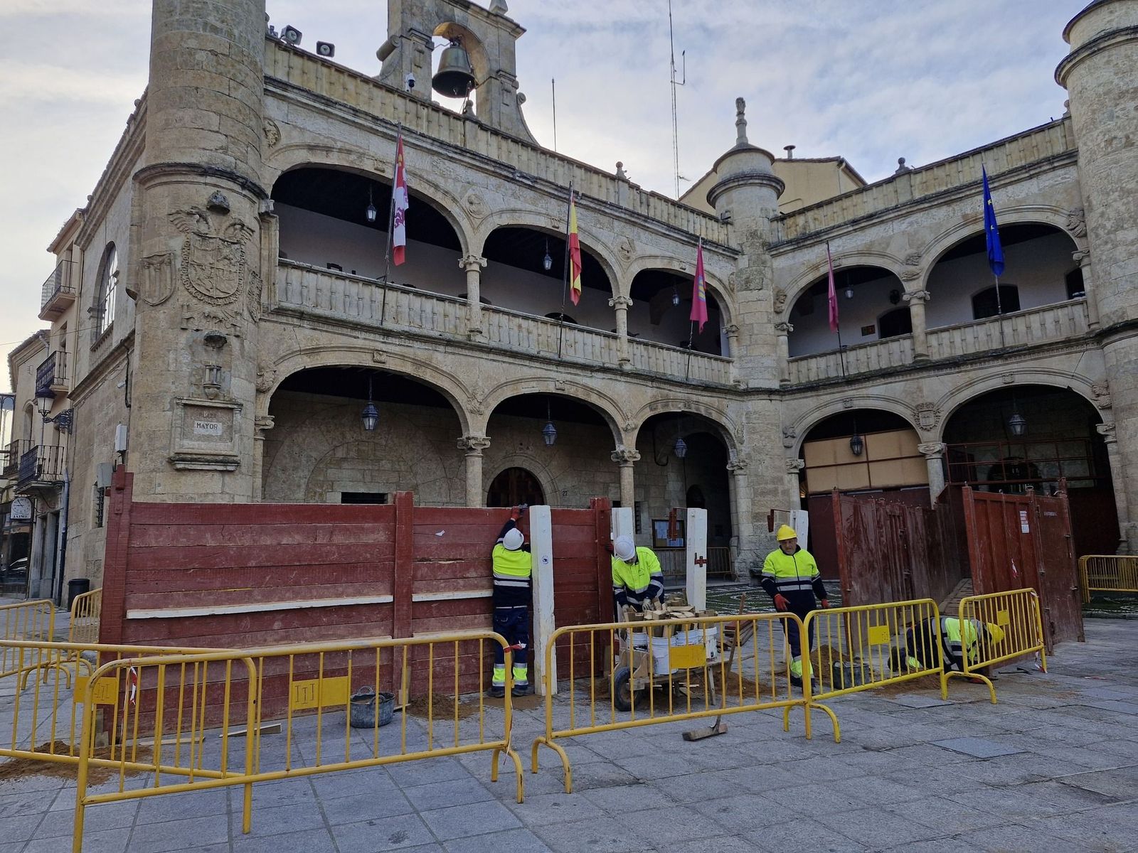 Montaje de las primeras barreras del coso taurino de Ciudad Rodrigo, Carnaval 2025. Foto Ayuntamiento Ciudad Rodrigo