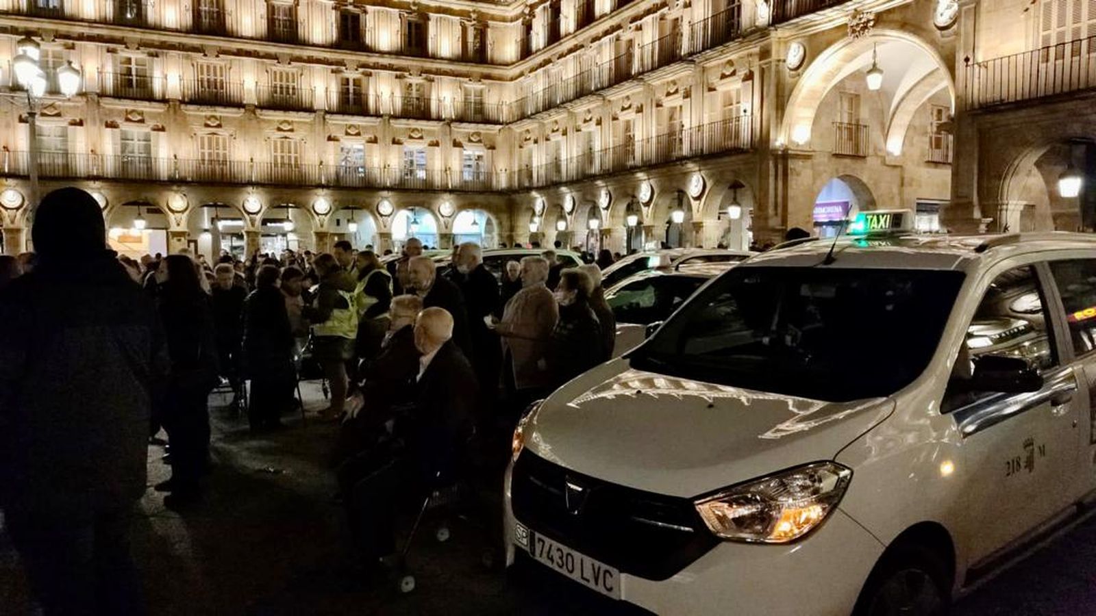 GALERÍA | Un miércoles más los taxistas salmantinos devuelven la ilusión a los mayores de Salamanca