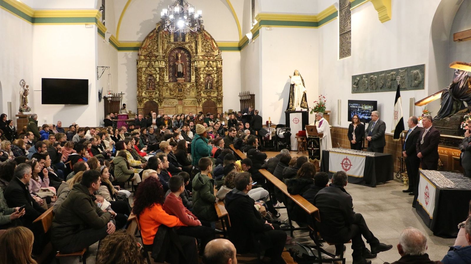 La Tercera Caída presume de relevo generacional con un multitudinario Rito de Entrada de nuevos hermanos