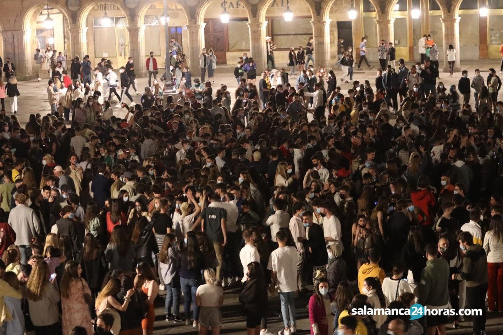 Botellones durante el fin del estado de alarma en Puente Romano y Plaza Mayor