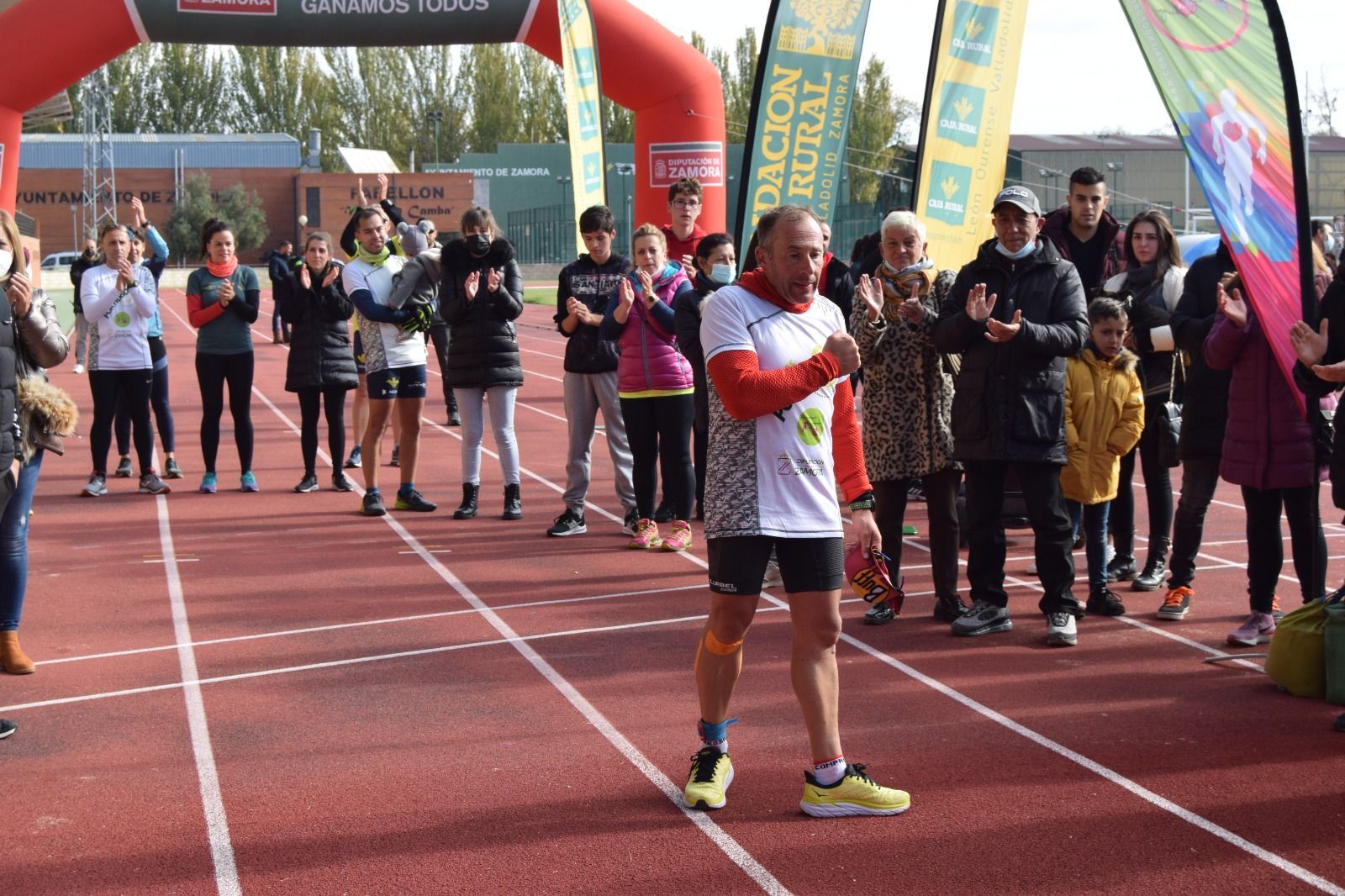 Gaspy rodeado de familiares y amigos