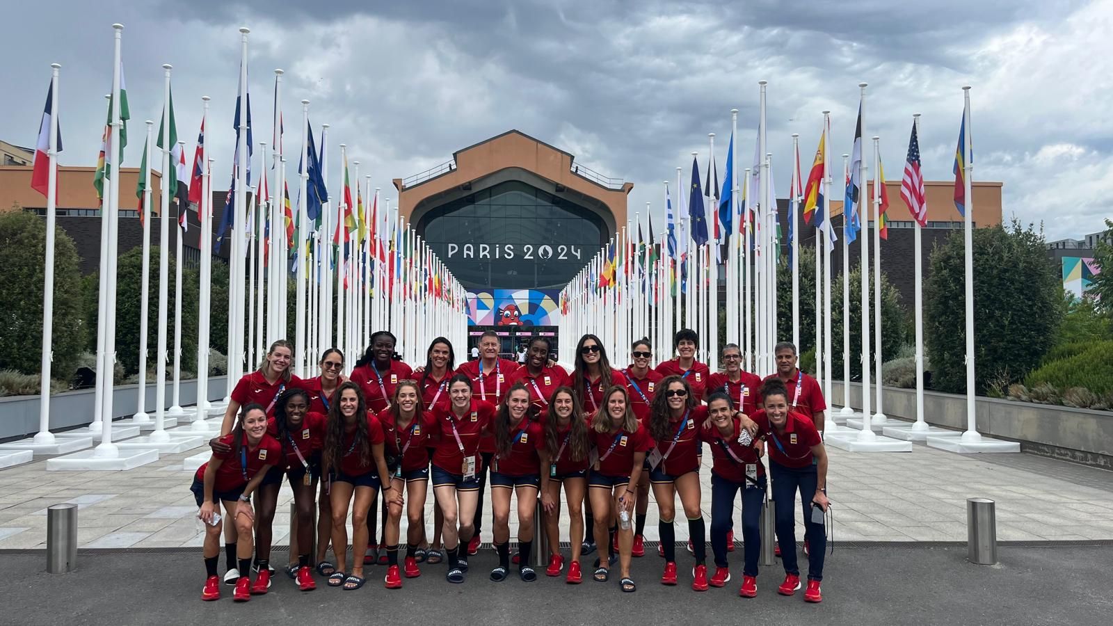 Las 'Guerreras' de María O'Mullony ya conocen la villa olímpica. Foto: Perfil de 'X' de la RFEBM.