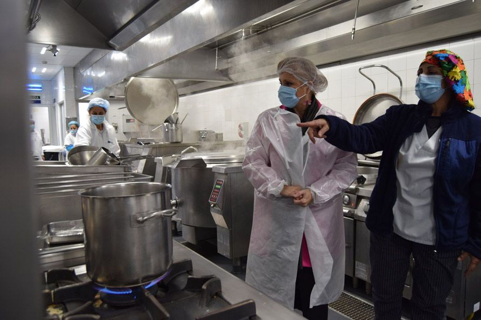 la-delegada-territorial-leticia-garcia-visita-la-cocina-de-linea-fria-del-complejo-asistencial-de-zamora-tras-las-obras-de-mejora-48