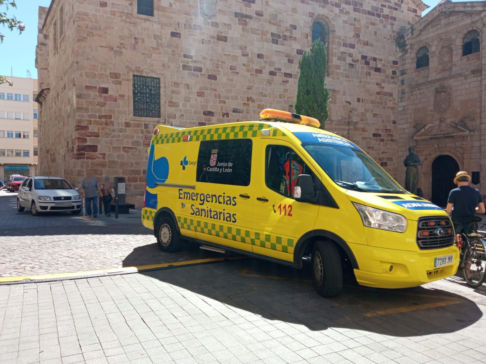 La ambulancia en el incidente sanitario en la calle San Atilano