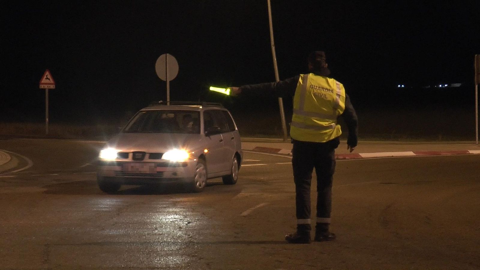 Un agente de la Guardia Civil indica a un vehículo que pare