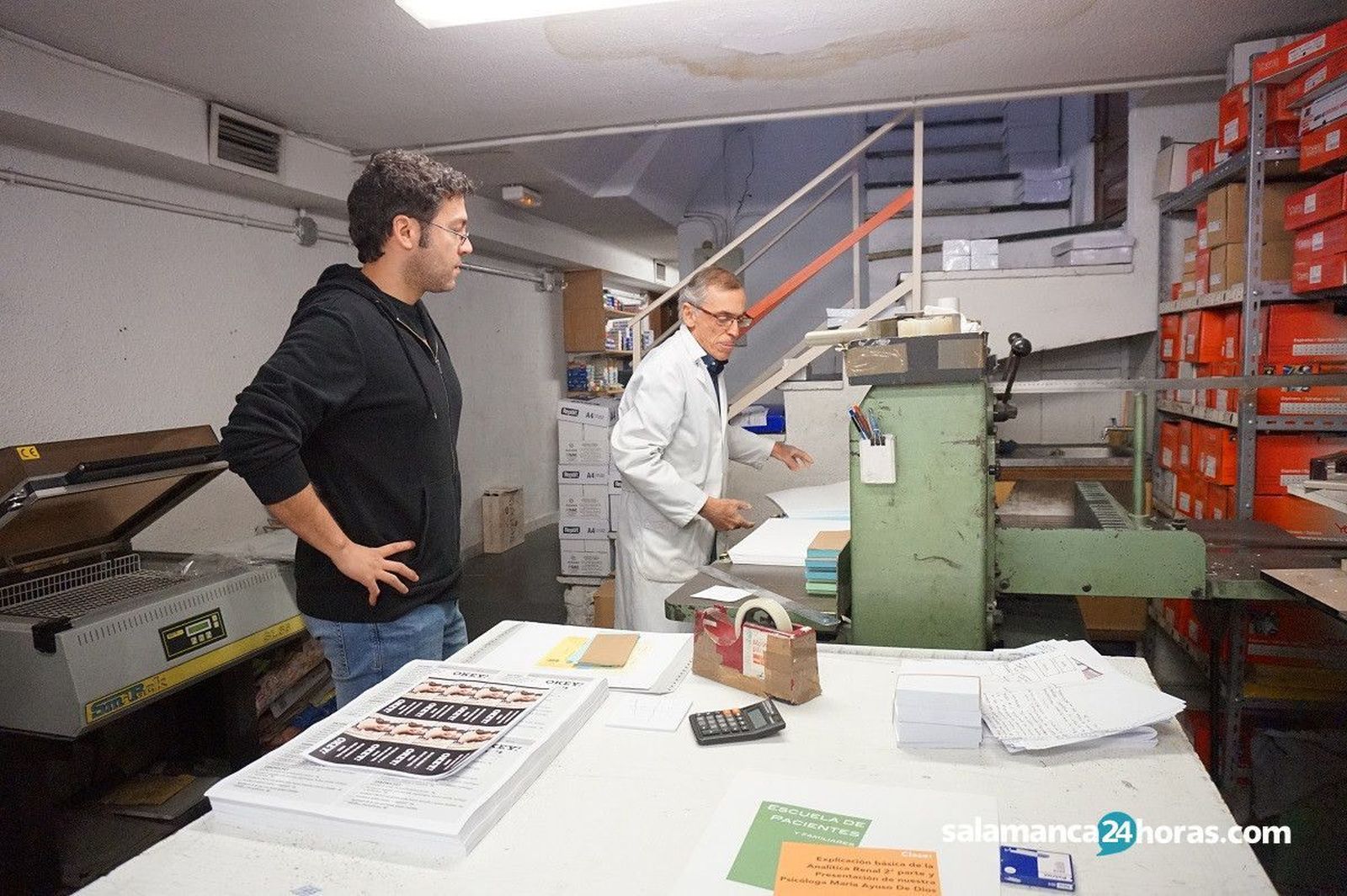 Filadelfio Martín (Derecha), en la Copistería Ope. Foto s24horas