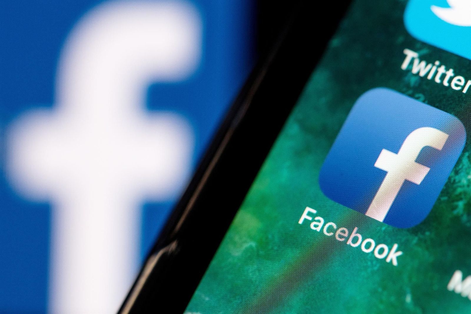 Archivo - Logos de Facebook y Twitter en un teléfono móvil. - Fabian Sommer/dpa - Archivo Archivo - Logos de Facebook y Twitter en un teléfono móvil. - Fabian Sommer/dpa - Archivo