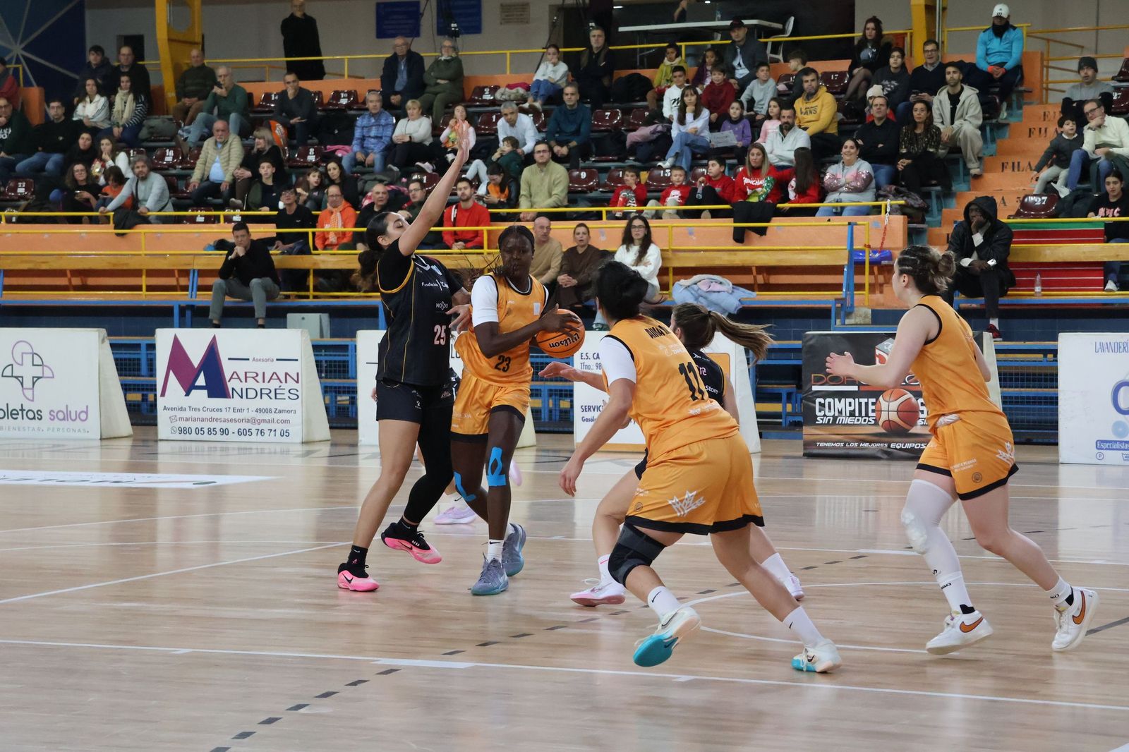 Partido entre CD Zamarat y Cajasol Baloncesto Sevilla