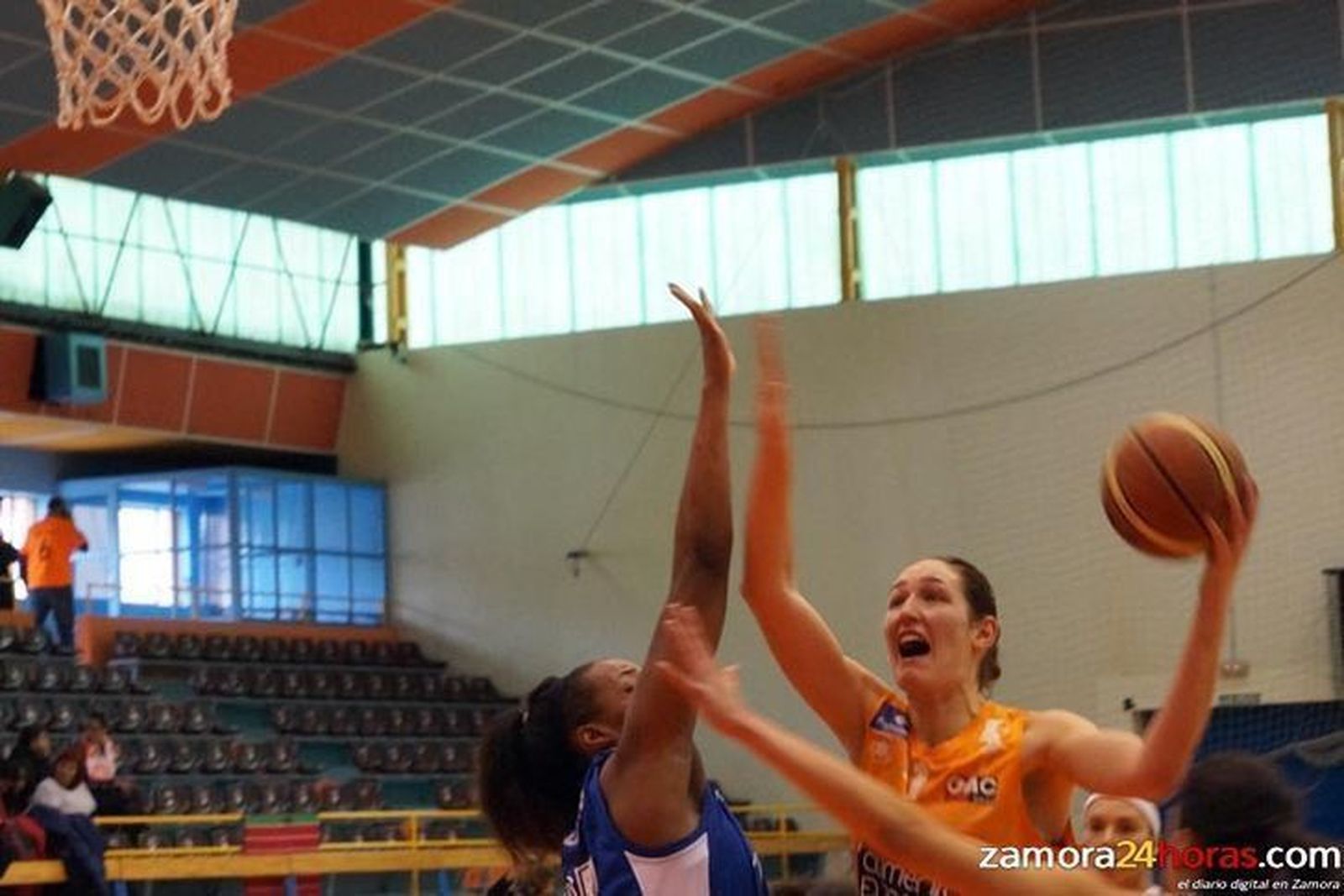 Varias jugadoras y exjugadoras del CD Zamarat tiñeron de naranja el pre Europeo