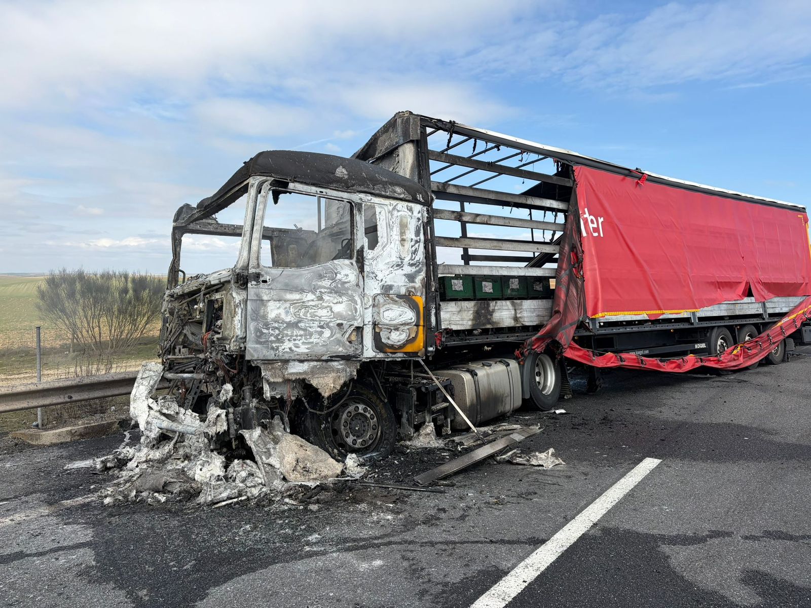 Dos camiones colisionan en la A-62 y uno echa a arder