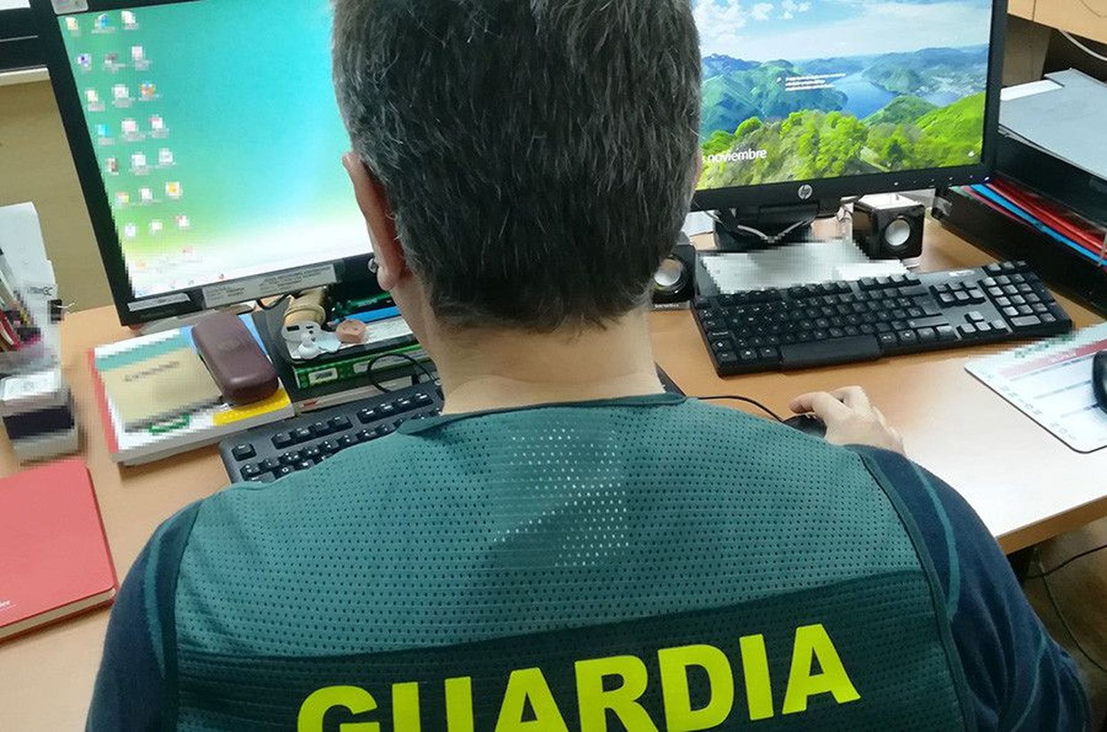 Un agente de la Guardia Civil frente a un ordenador