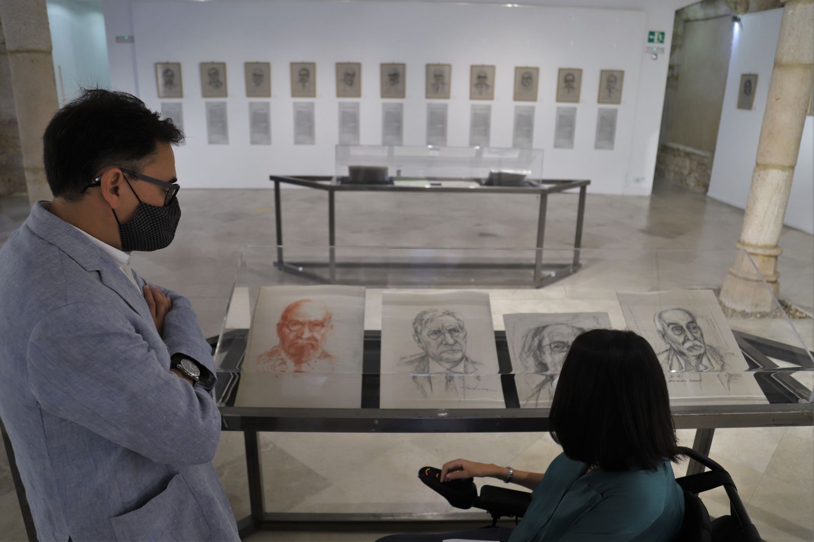 Un instante de la inaguración de la exposición en La Alhóndiga
