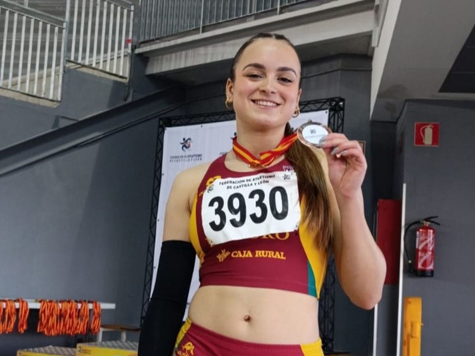 Medea Hdez  luciendo su medalla de bronce