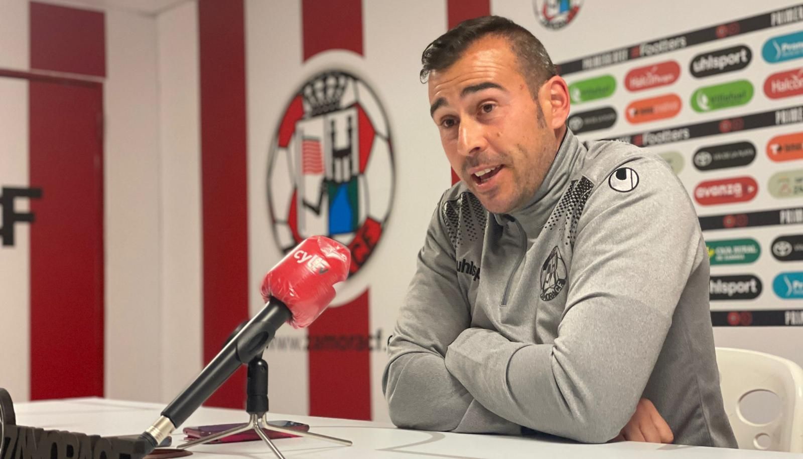 Yago Iglesias atiende a los medios de comunicación