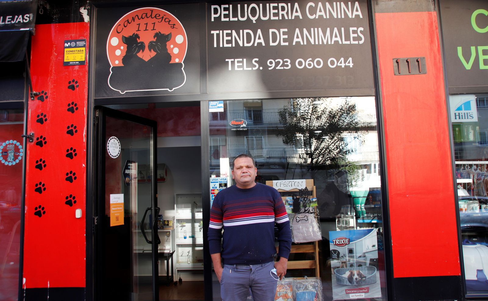 Daniel Sánchez responsable de la tienda de mascotas Canalejas 111