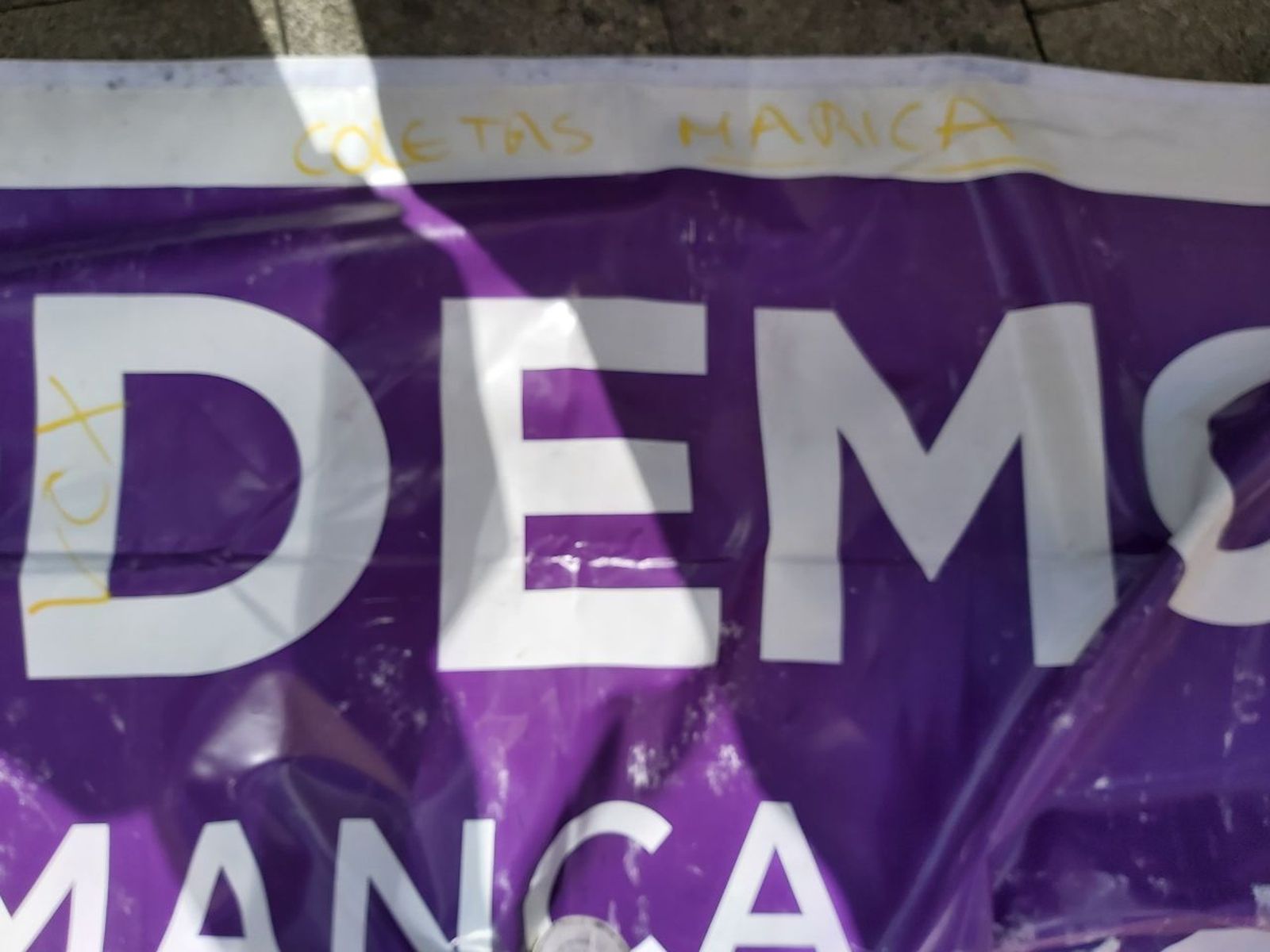 Pintadas vandálicas en la carpa de la la coalición Podemos-IU-AV de Salamanca