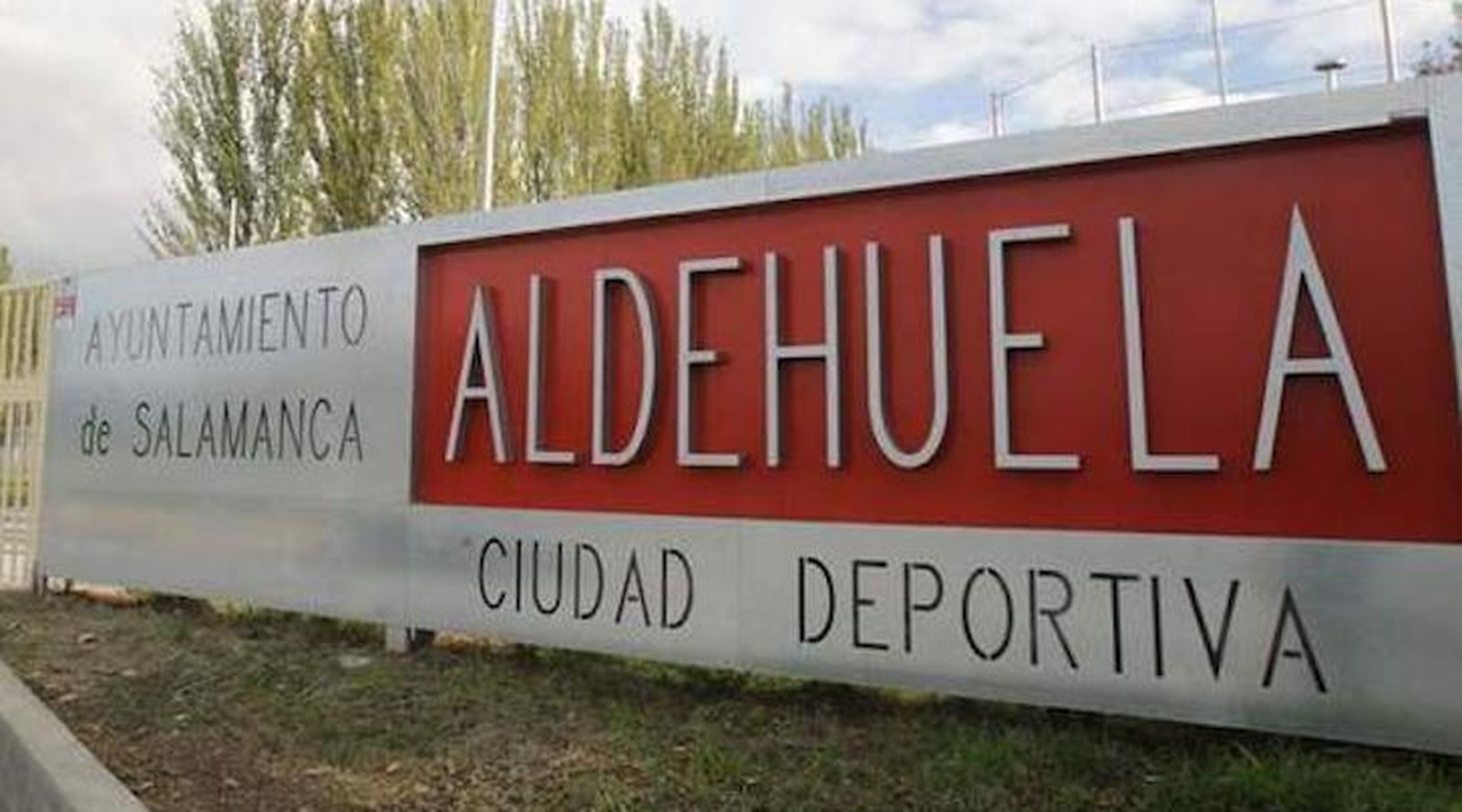 Foto de archivo del cartel del complejo deportivo de La Aldehuela