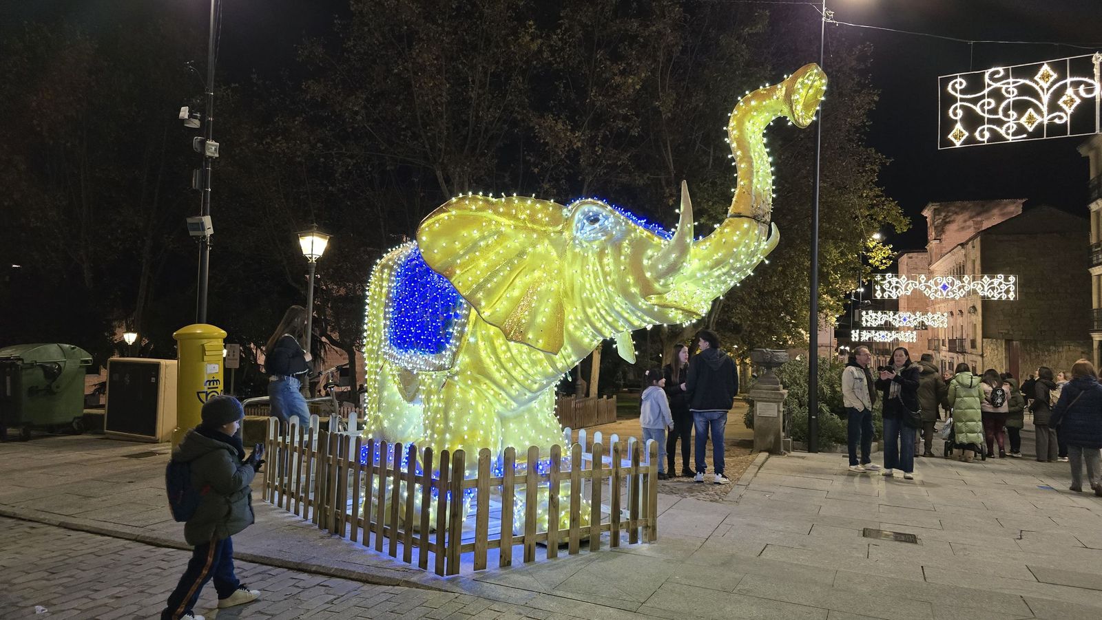 La Plaza Mayor de Salamanca se ilumina con “El Astronauta y la Estrella”: arranca la Navidad