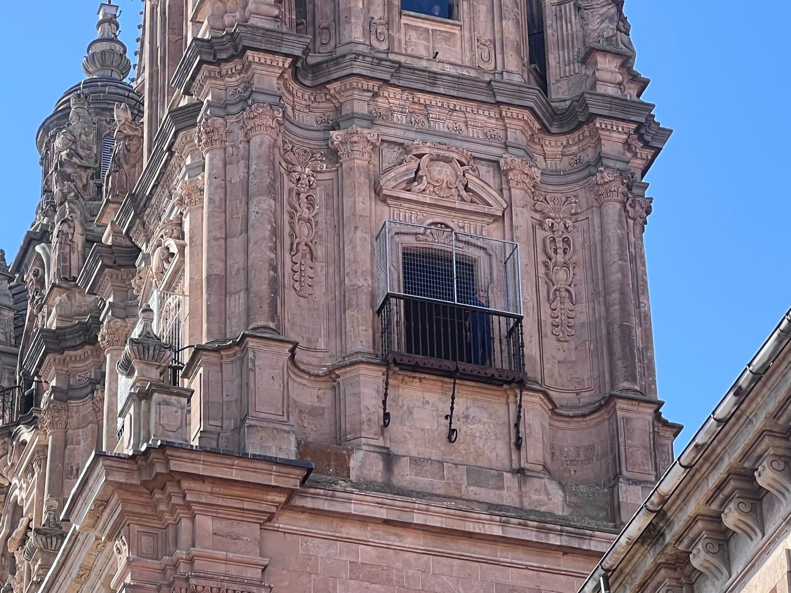 Balcón con enrejado en La Clerecía