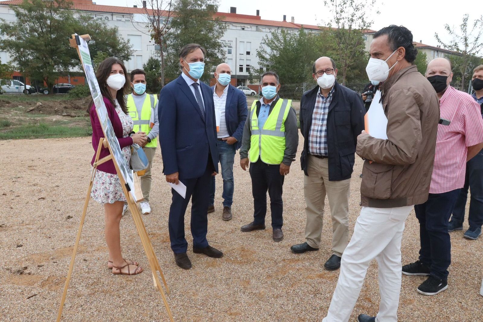 El alcalde de Salamanca, Carlos García Carbayo, visita el inicio de las obras de construcción de la Lonja Agroalimentaria.