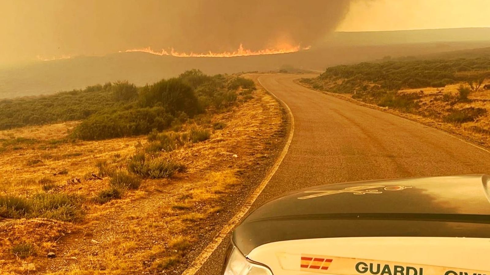 Incendio desde la carretera de  acceso a laguna de peces