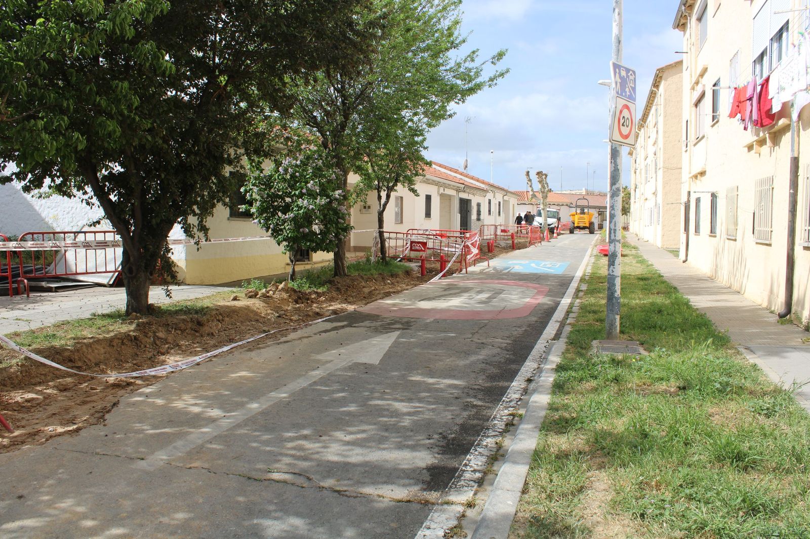 Carbayo visita las obras de la segunda fase de urbanización del barrio de La Vega