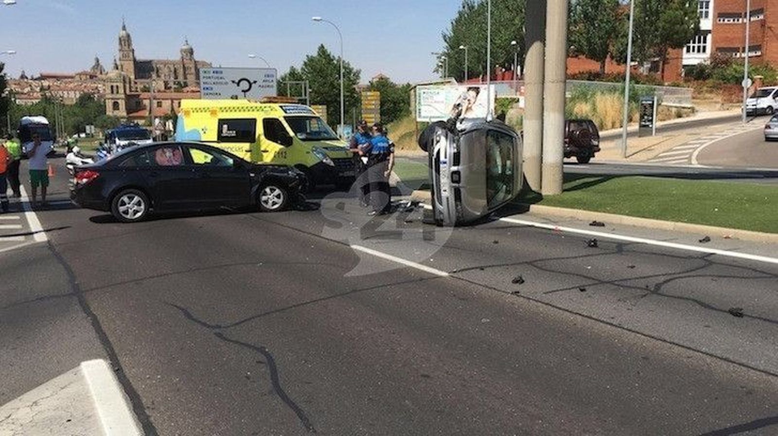 Tres heridos en un accidente con vuelco en la avenida Saavedra y Fajardo