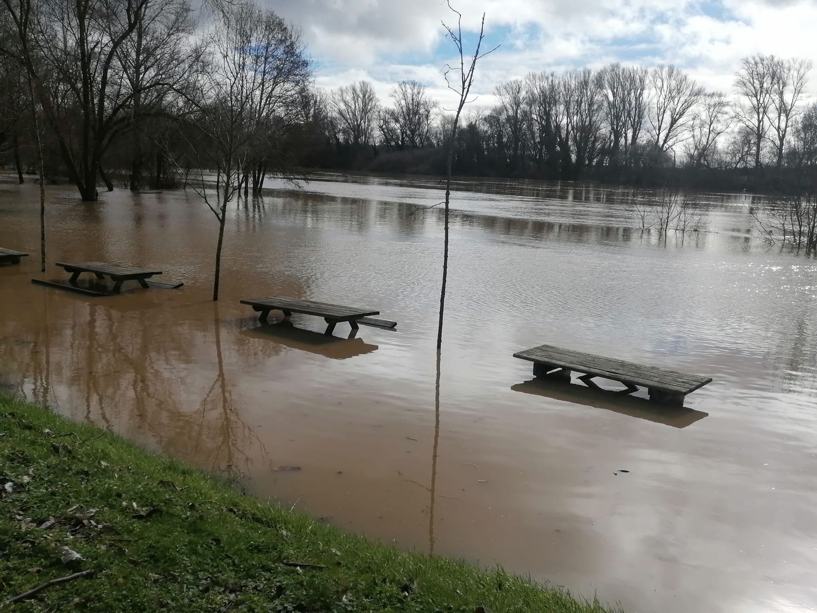 El Tormes inunda el paseo fluvial y el merendero de Cabrerizos (1).jpeg
