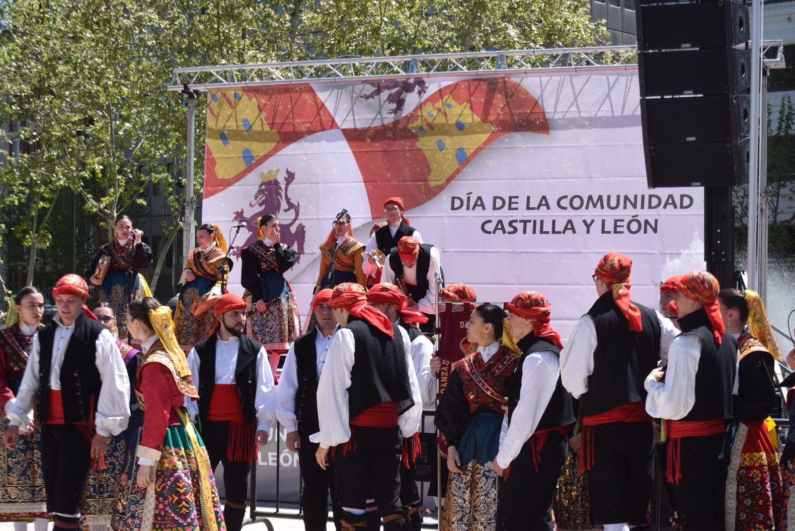 actuacion-dona-urraca-en-la-marina-21