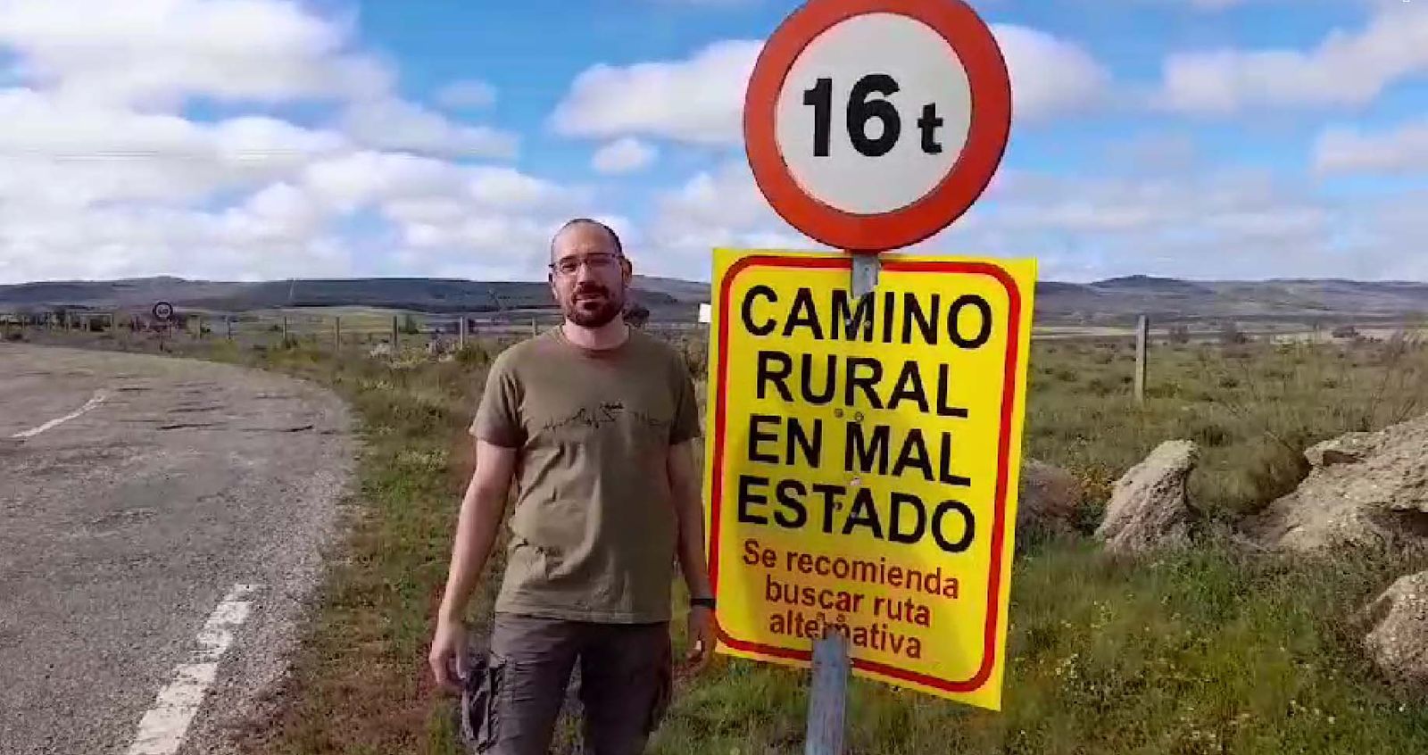 David Enjuto, gerente de Aherca, junto al cartel