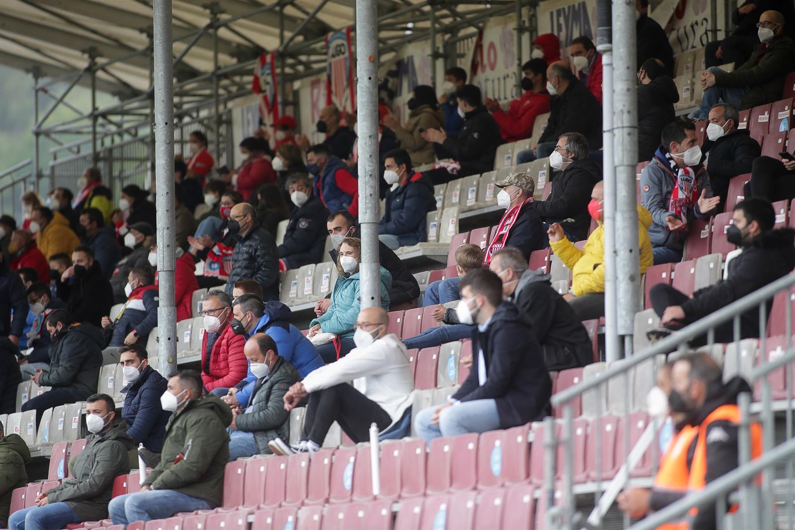 Varios aficionados, en las gradas del estadio Ángel Carro, durante un partido de Segunda División entre el Club Deportivo Lugo y el Mirandés.