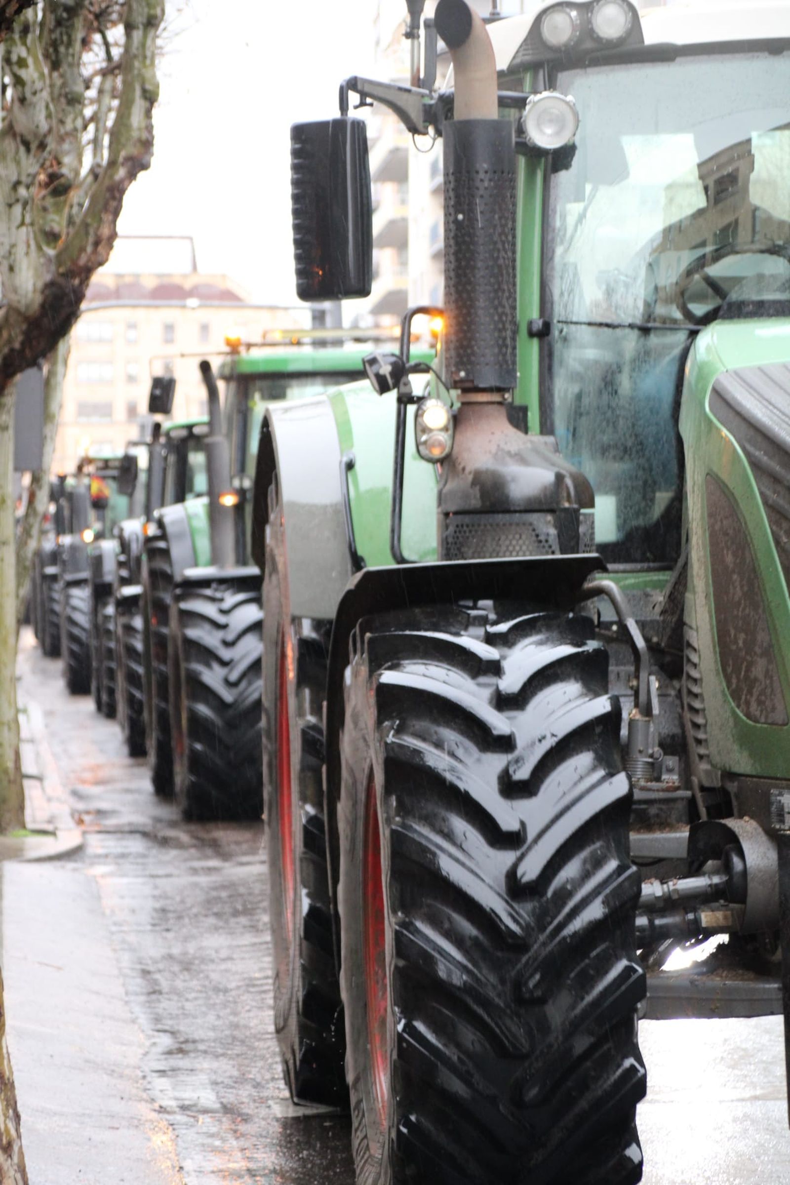 En imágenes la marcha con tractores y vehículos de campo en Salamanca en protesta contra Mercosur