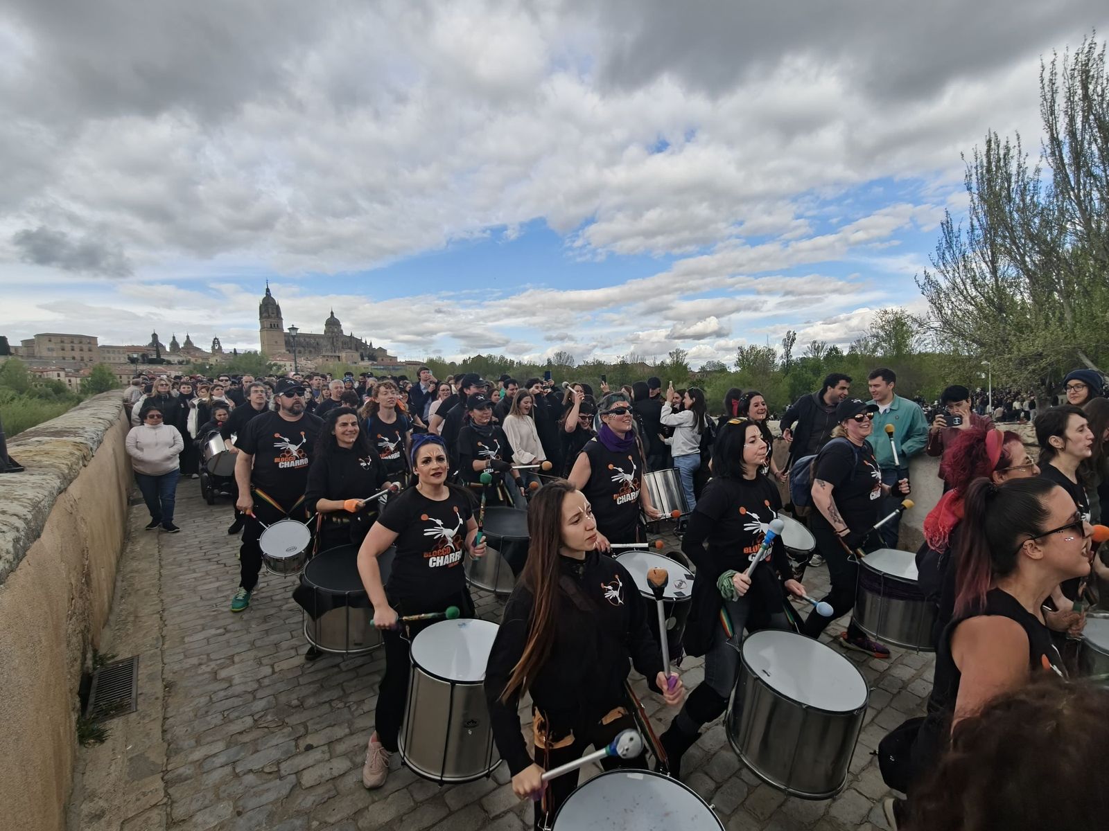 Un multitudinario Lunes de Aguas en Salamanca llena la ribera del Tormes