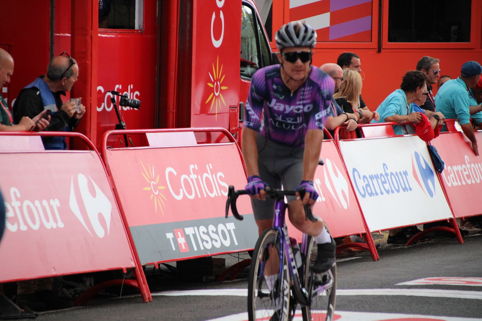 La Vuelta llega a Guijuelo y Philipsen se lleva el esprint