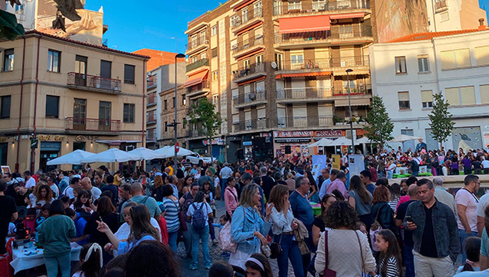 La Noche Europea de los Investigadores desborda el barrio del Oeste y reúne a 8.000 personas