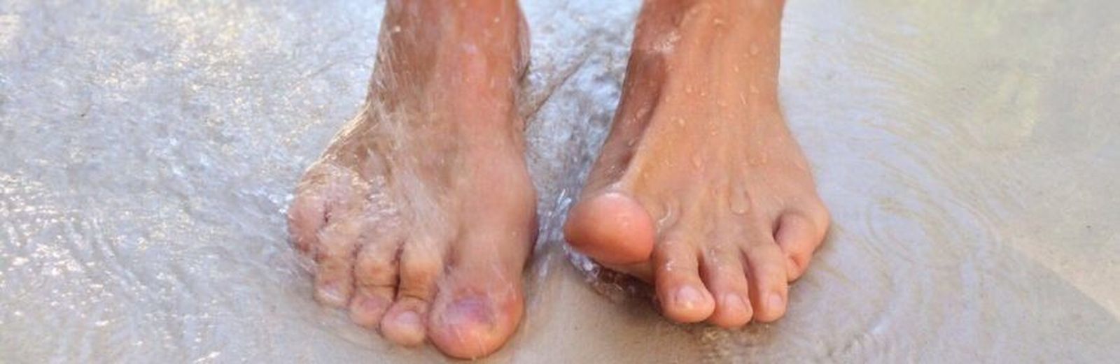 El Colexio de Podólogos de Galicia recomienda proteger los pies de "sus principales enemigos" en verano, como el sol y los hongos.