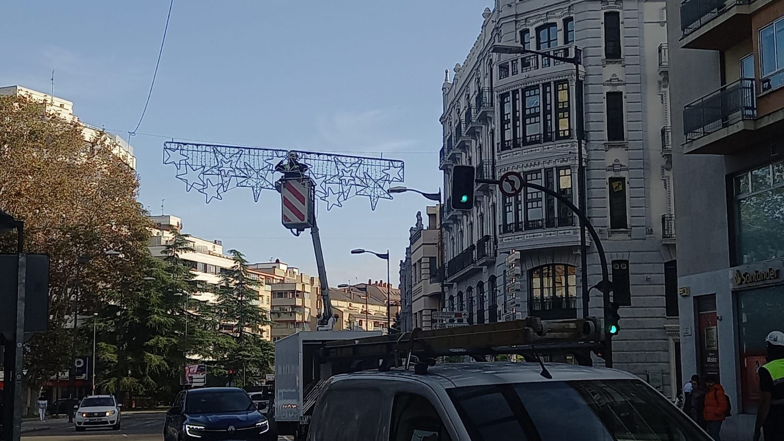 Cuenta atrás para la Navidad en Zamora: los operarios ultiman la instalación de luces y adornos