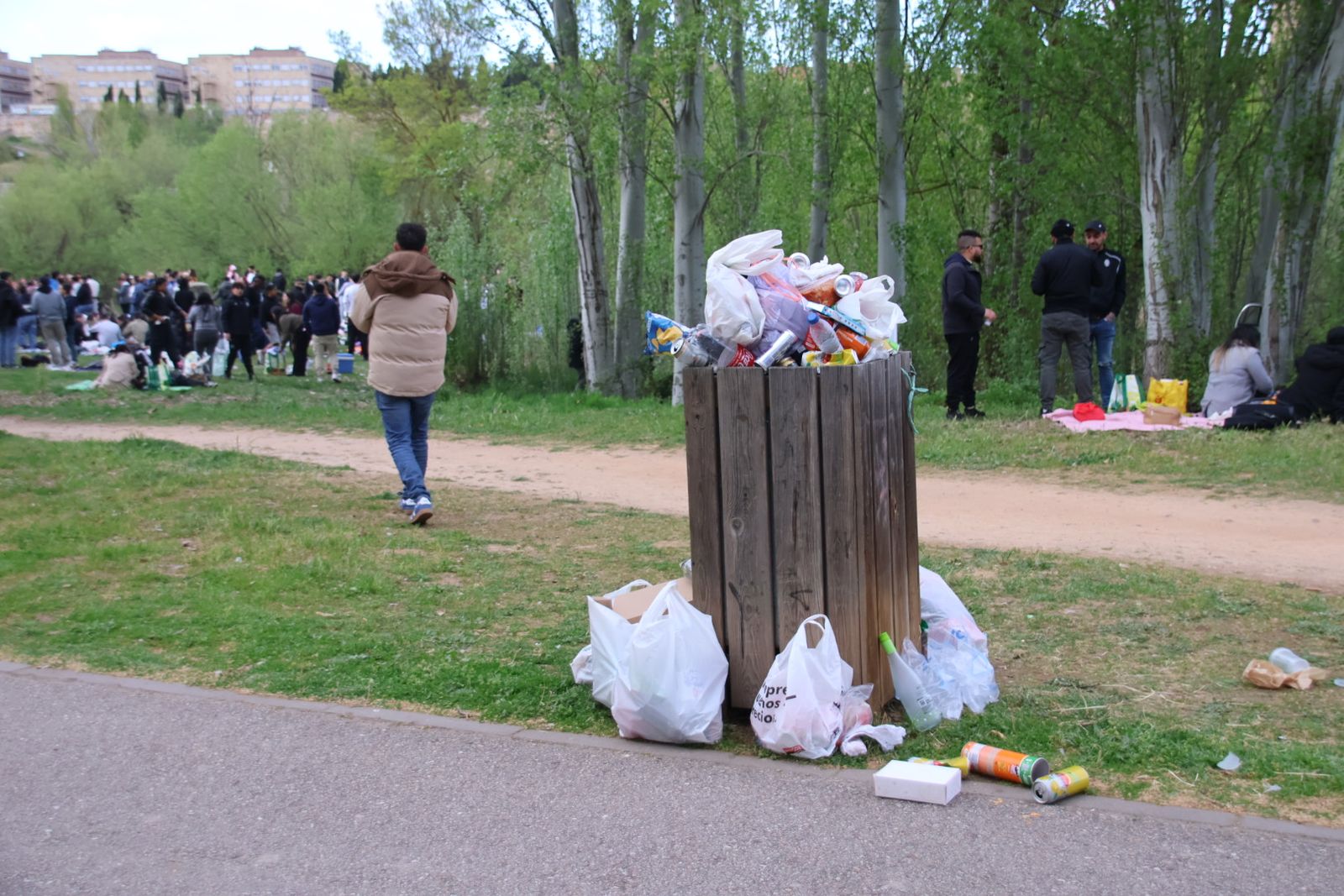 Un multitudinario Lunes de Aguas en Salamanca llena la ribera del Tormes