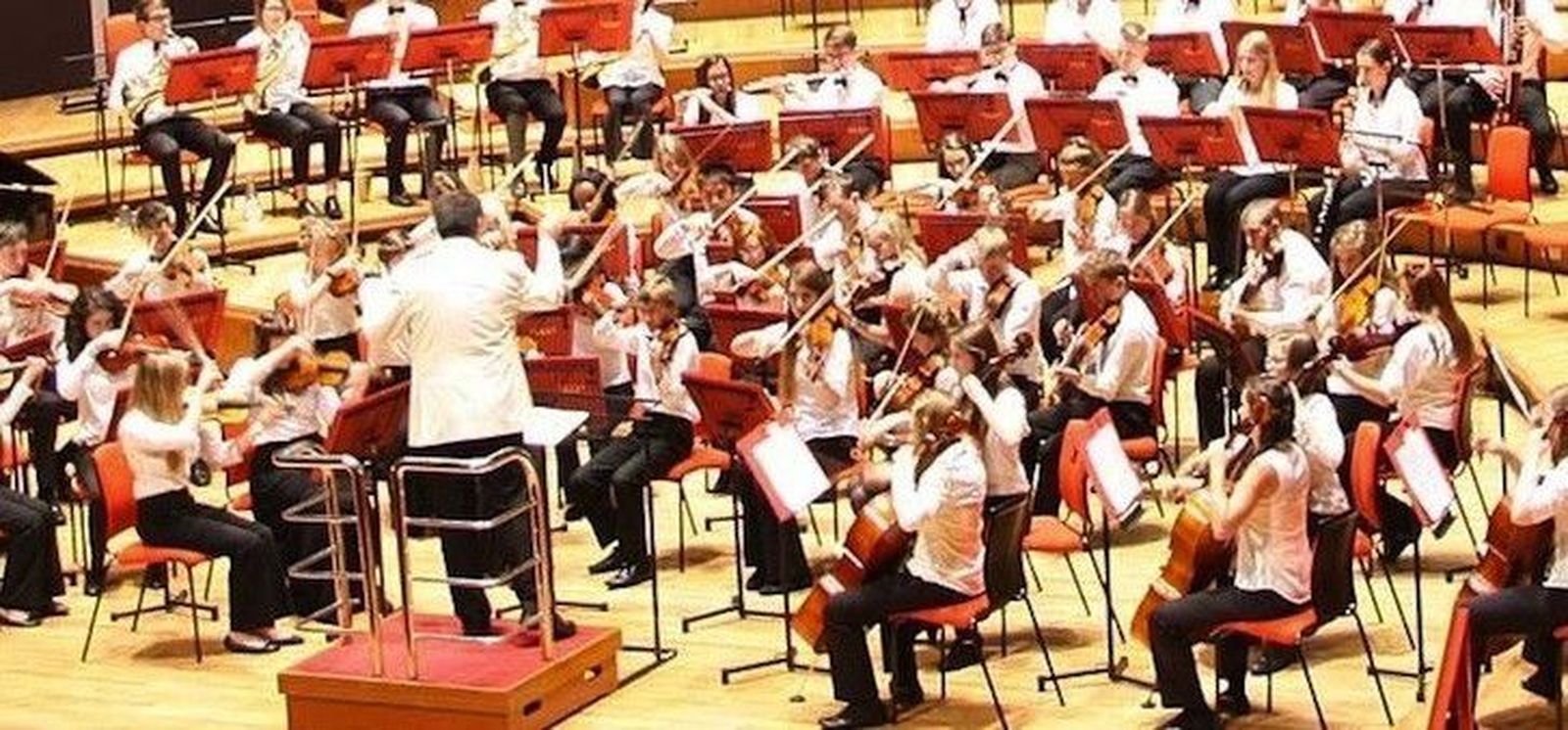 El espectáculo de la orquesta y coro Northamptonshire viste de gala la Plaza Mayor