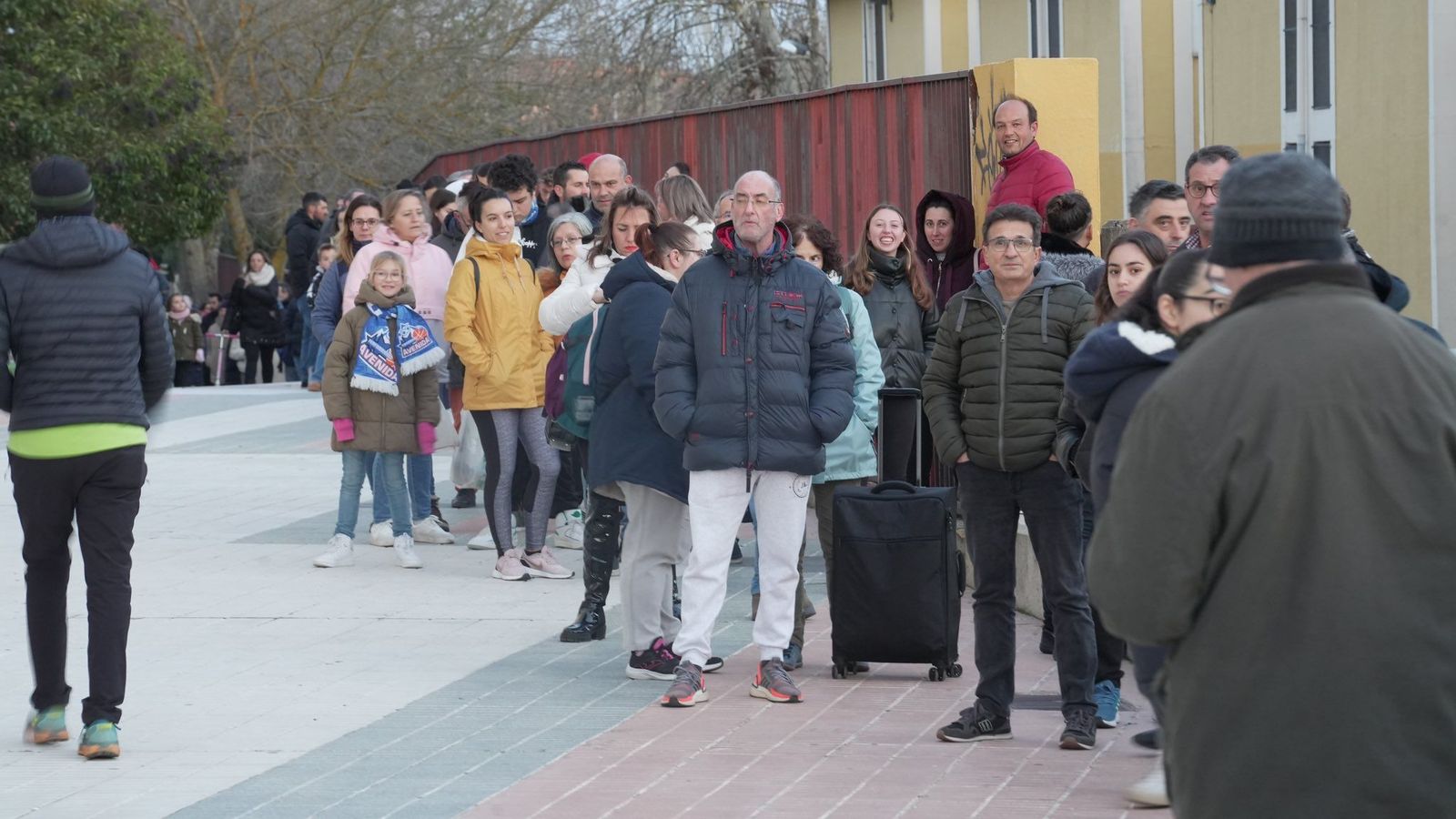 Cola para comprar entradas en la taquilla de Avenida. Foto: Perfumerías Avenida
