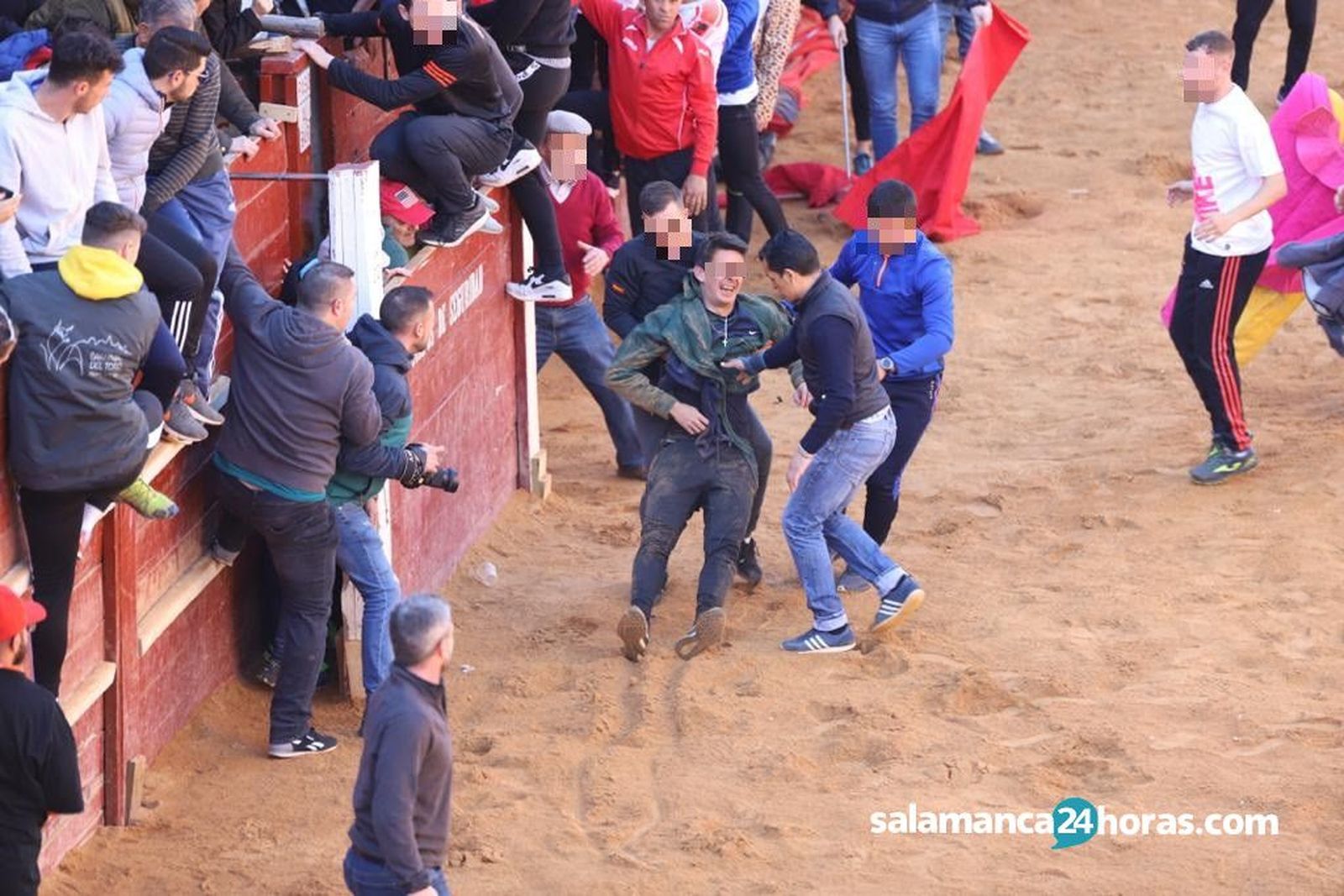 Cogida capea lunes (6)