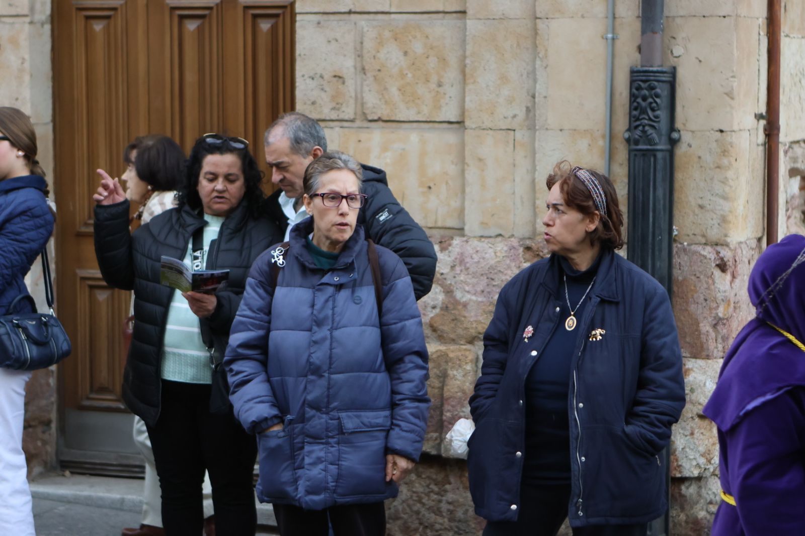 Jesús Rescatado procesiona en Salamanca con su nueva túnica y la atenta mirada de cientos de fieles