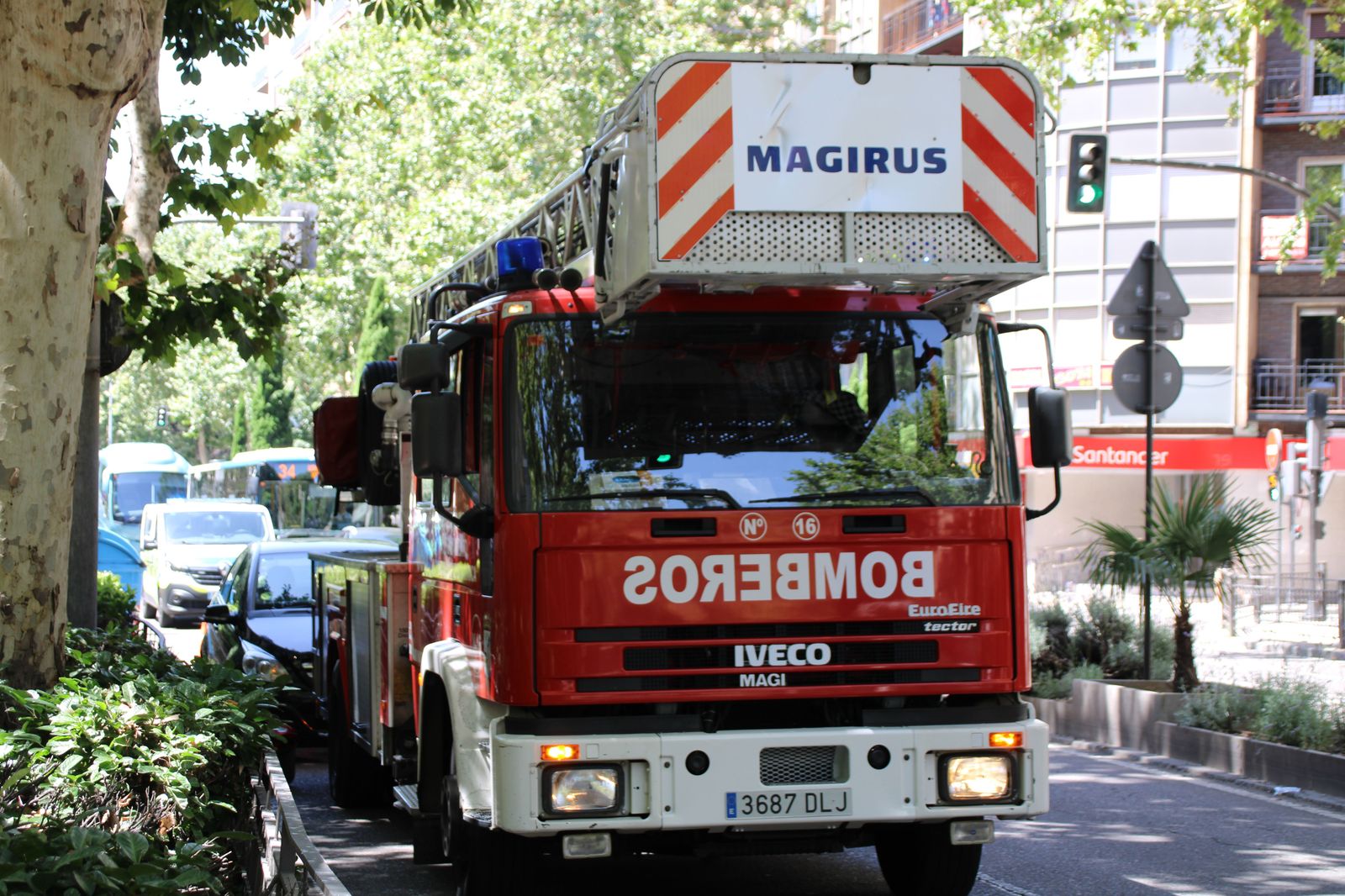 intervencion-de-los-bomberos-en-un-edificio-del-paseo-de-carmelitas-3