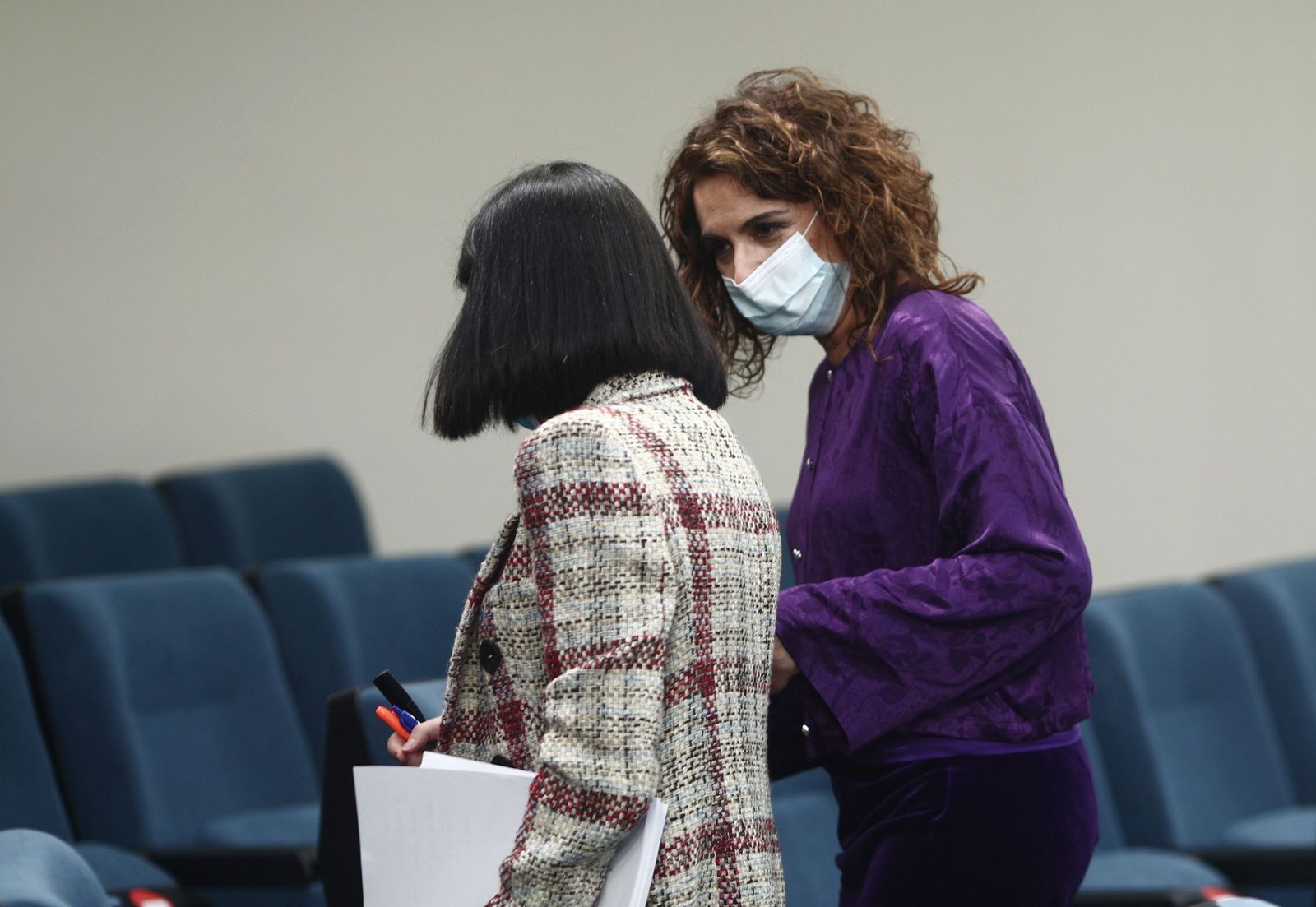 La ministra portavoz y de Hacienda, María Jesús Montero (d), y la ministra de Sanidad, Carolina Darias, al finalizar una rueda de prensa posterior al Consejo de Ministros en Moncloa, Madrid (España