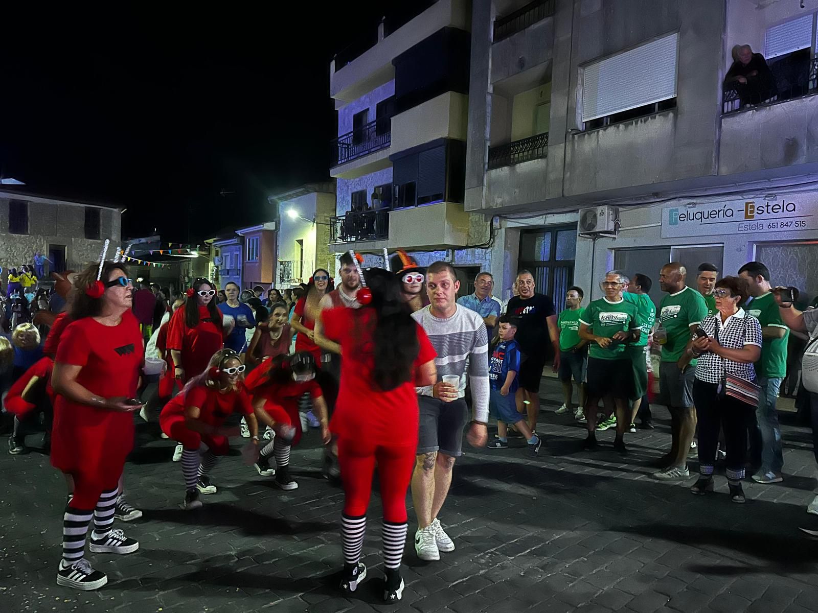 El desfile de carrozas de Aldeadávila vuelve a llenar de luz y color las calles en sus fiestas